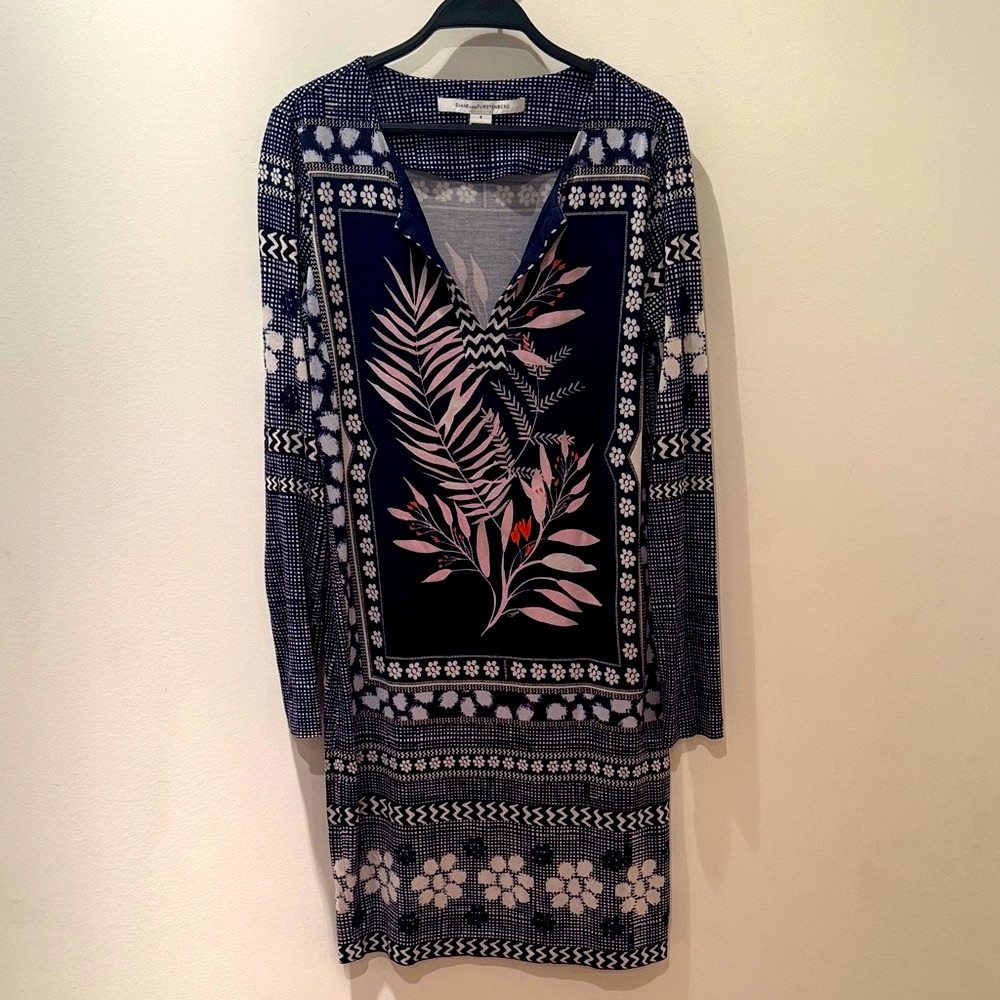 Diane Von Furstenberg  Navy Floral Patterned Dress, 100 % silk. Size S.